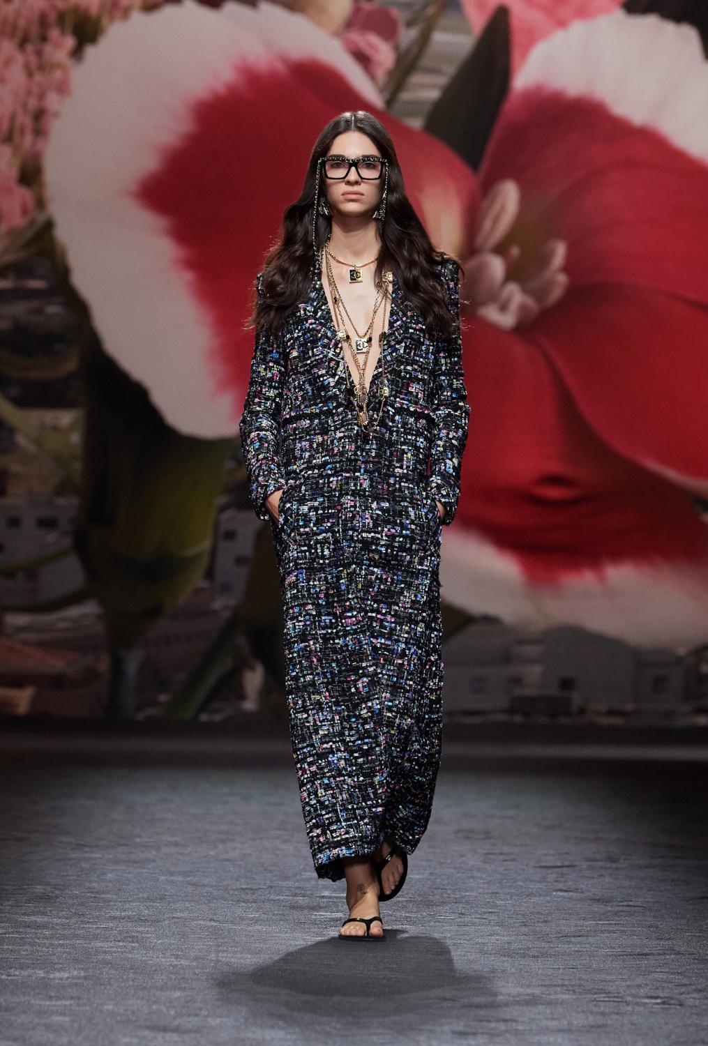 TWEED IN CHAINS SPRING-SUMMER 2022 READY-TO-WEAR SHOW - CHANEL