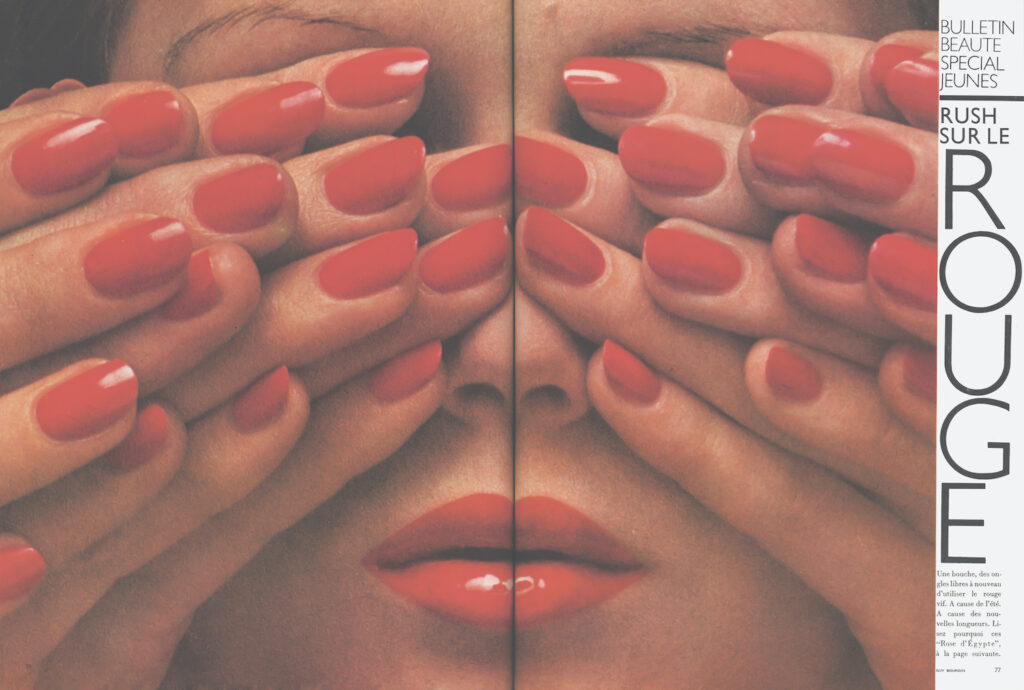 Guy Bourdin, « Bulletin beauté spécial jeunes : Rush sur le rouge », maquillage Harriet Hubbard Ayer, Vogue Paris mai 1970Guy Bourdin, «Youth Beauty Bulletin: Rush on Red», Harriet Hubbard Ayer make-up, Vogue Paris May 1970 Collection privée© The Guy Bourdin Estate 2021, Courtesy of Louise Alexander Gallery