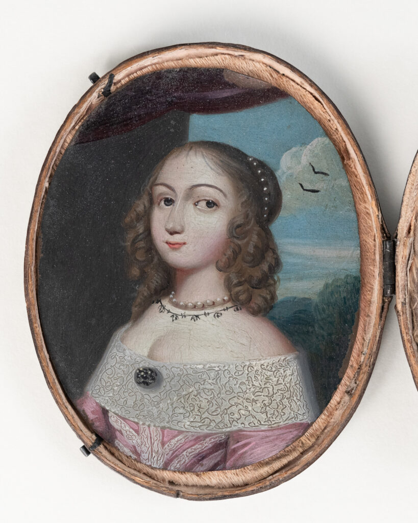 Miniature called “à transformation” in its case, Flanders, circa 1650, oil on copper and reproduction of mica leaves; calfskin case with herringbone pattern.Paris Musées / Musée Carnavalet – Histoire de Paris