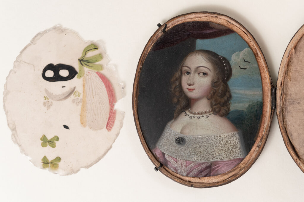 Miniature called “à transformation” in its case, Flanders, circa 1650, oil on copper and reproduction of mica leaves; calfskin case with herringbone pattern.Paris Musées / Musée Carnavalet – Histoire de Paris