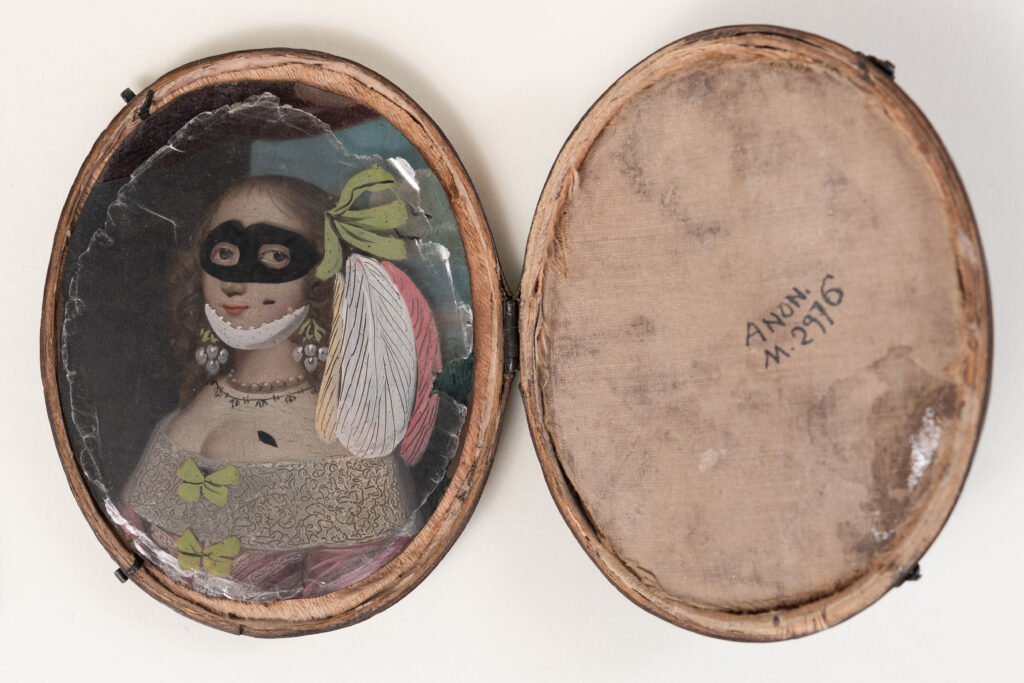 Miniature called “à transformation” in its case, Flanders, circa 1650, oil on copper and reproduction of mica leaves; calfskin case with herringbone pattern.Paris Musées / Musée Carnavalet – Histoire de Paris