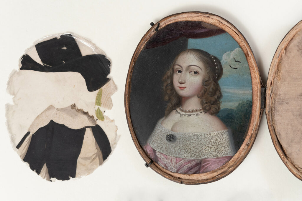 Miniature called “à transformation” in its case, Flanders, circa 1650, oil on copper and reproduction of mica leaves; calfskin case with herringbone pattern.Paris Musées / Musée Carnavalet – Histoire de Paris