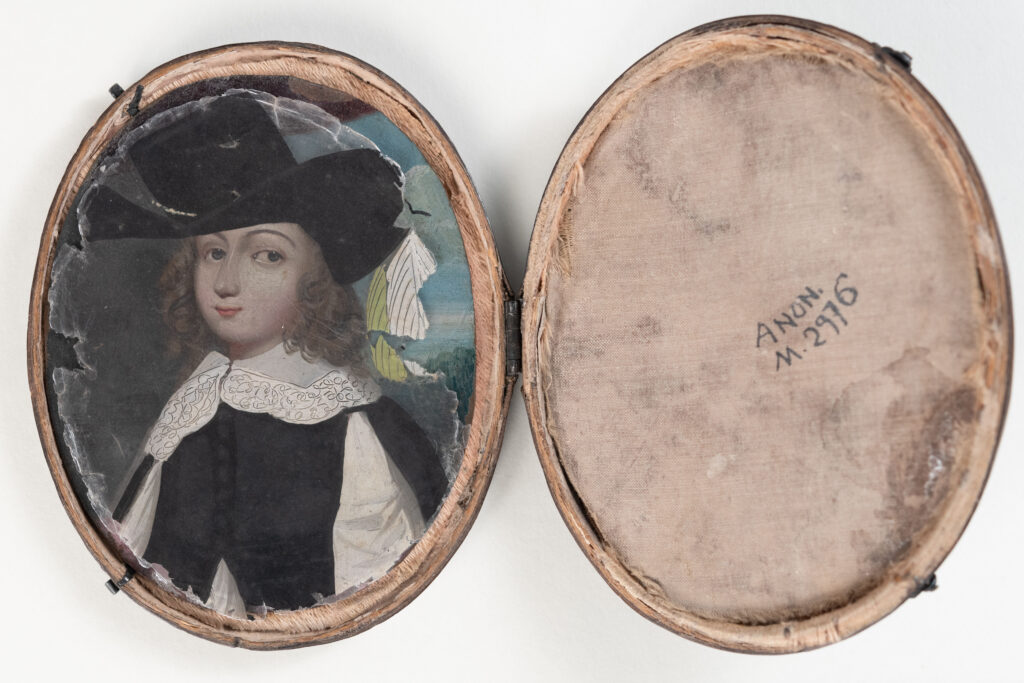 Miniature called “à transformation” in its case, Flanders, circa 1650, oil on copper and reproduction of mica leaves; calfskin case with herringbone pattern.Paris Musées / Musée Carnavalet – Histoire de Paris