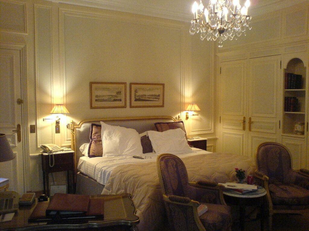 Hôtel Plaza Athénée, Paris ©Ann Scott