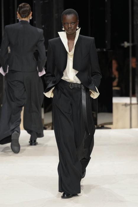 GIVENCHY　ブルゾン　★お値下げ中 GIVENCHY - Womenswear Fall/Winter 2026-2027 | FHCM